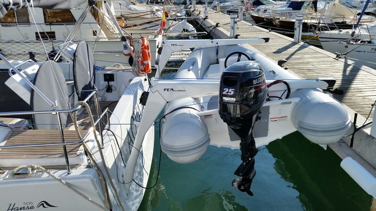 Gruette per supportare un gommone a poppa di ina barca a vela